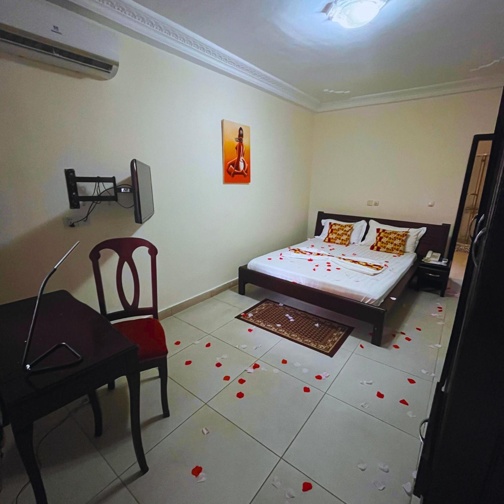 Cypa Hotel Abidjan Exterior photo