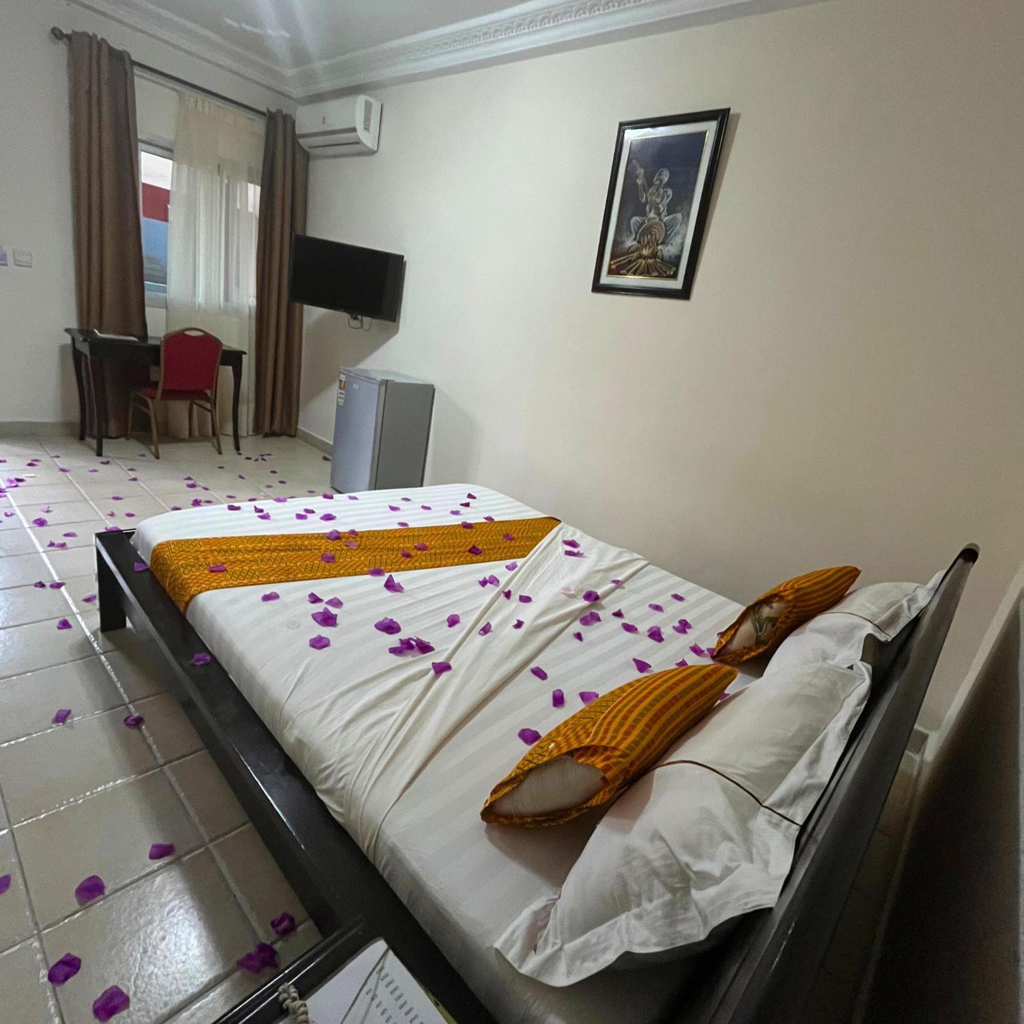 Cypa Hotel Abidjan Exterior photo