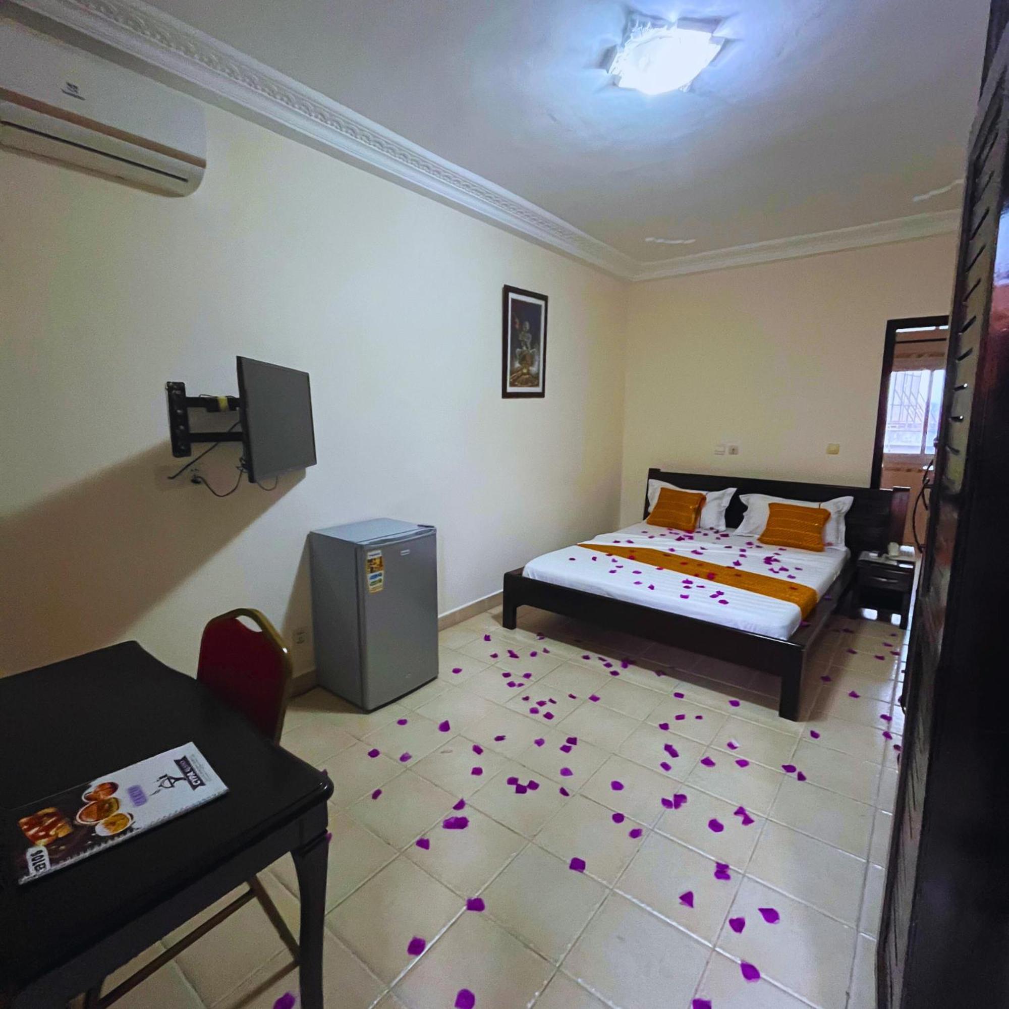 Cypa Hotel Abidjan Exterior photo
